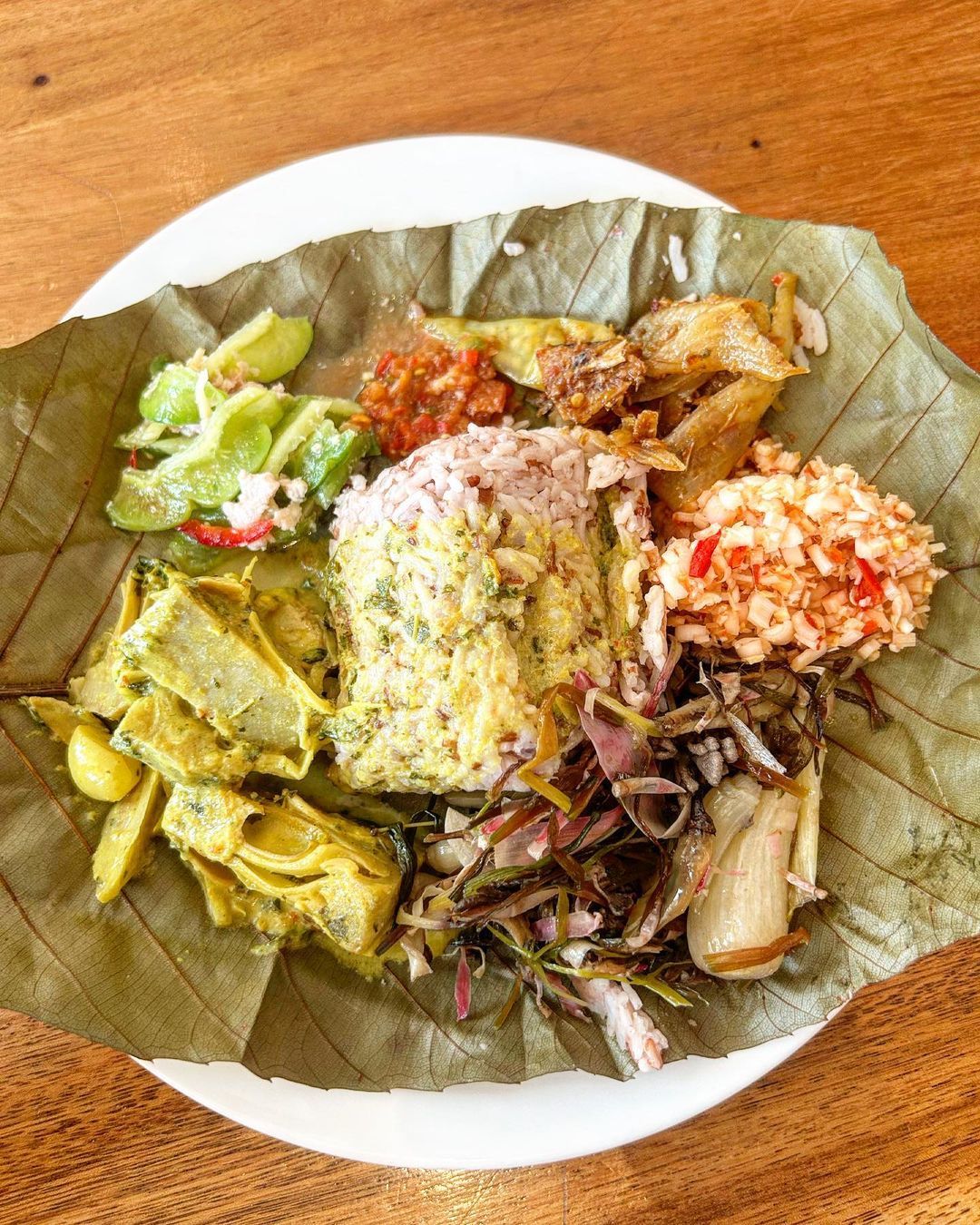 Linopot with hinava, tuhau, and ikan masin (Photo: Instagram / @mynative.sabah)