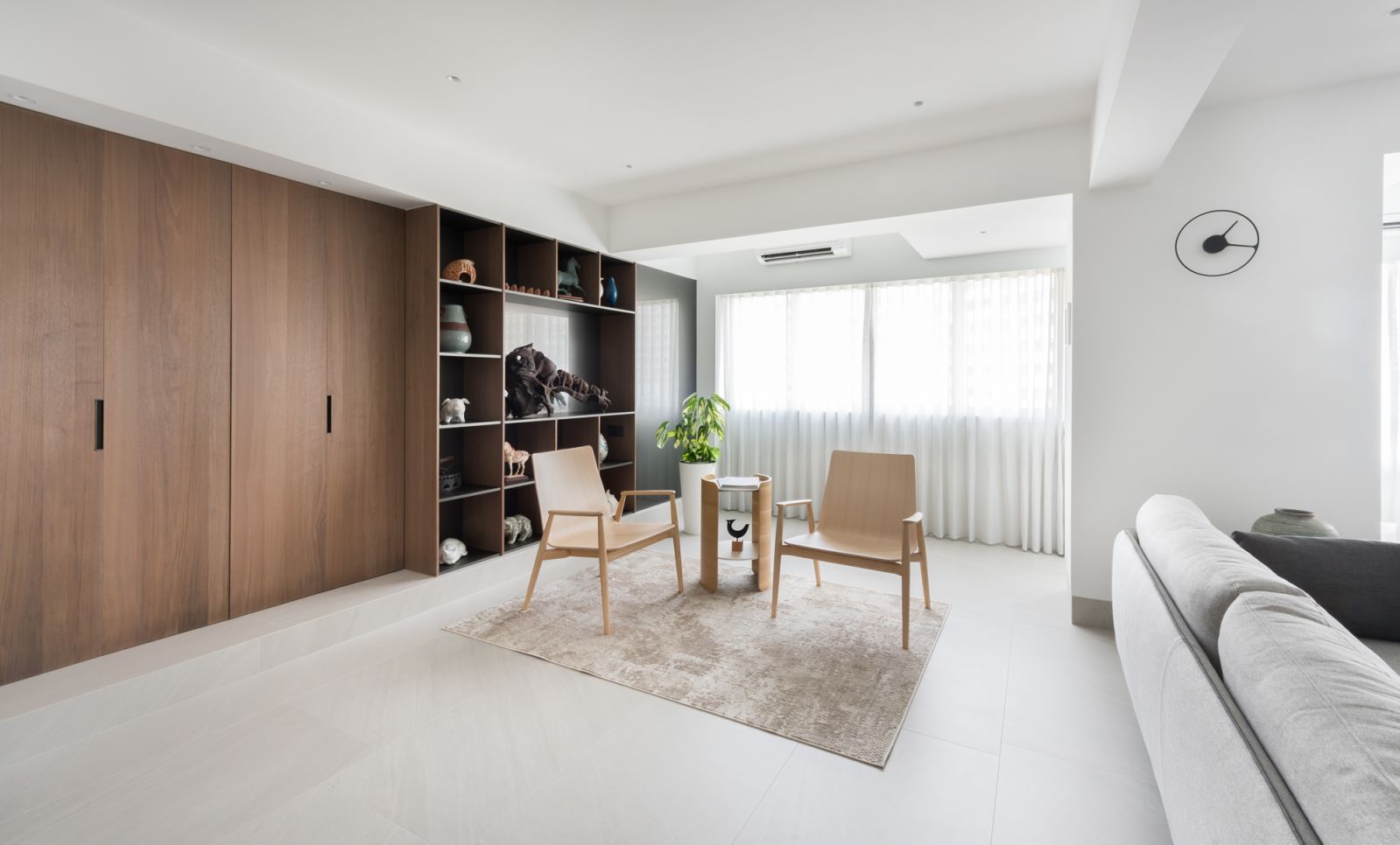 The full-height cabinet helps to conceal the odd angle of the Pandan Valley apartment while expanding the home’s storage space