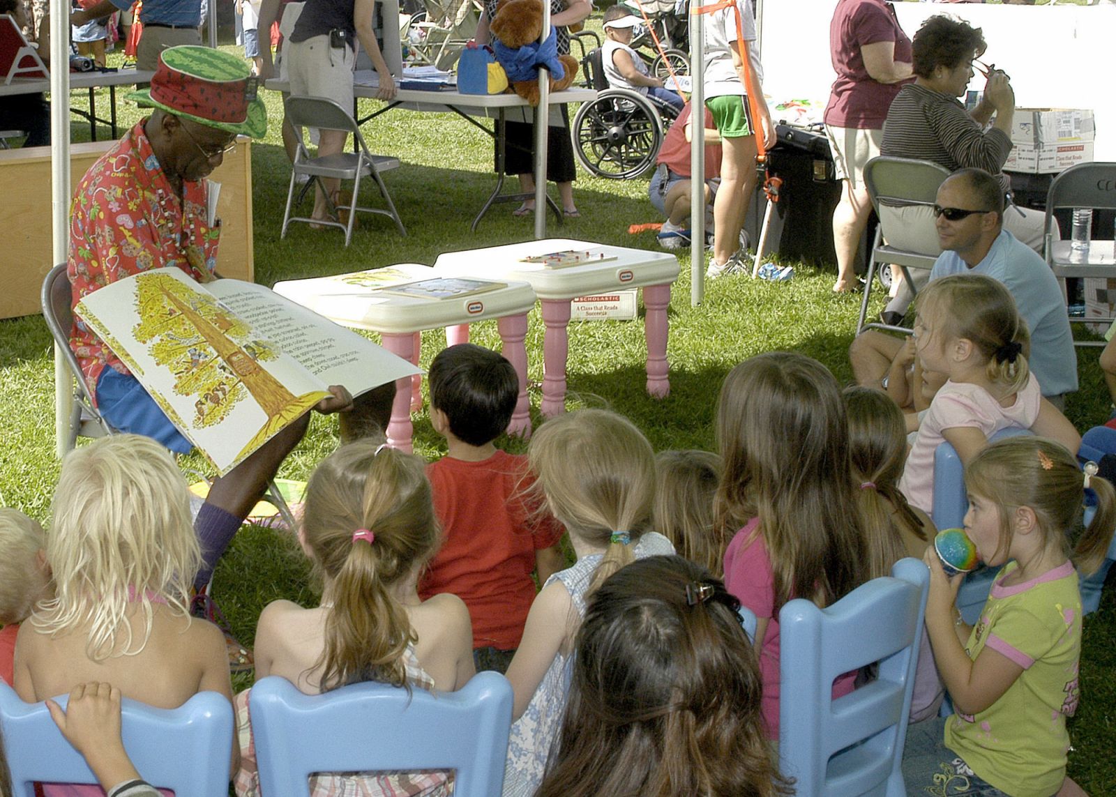 Wally Amos reading to children