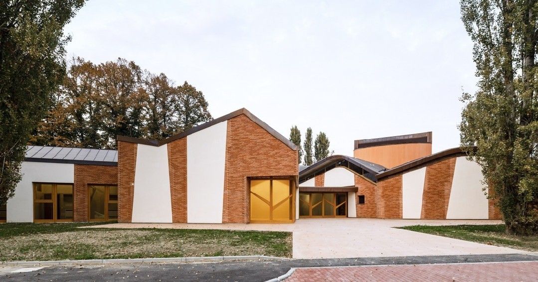 A façade made of plaster and bricks (Photo: Instagram / @marcelagrassiphotography)