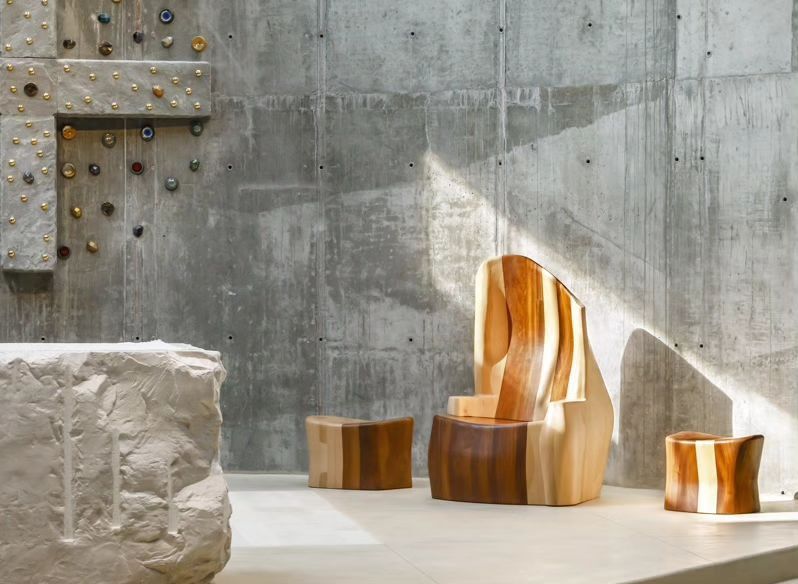 The seat and the ambo made of built-in laminated wood (Photo: Instagram / @marcelagrassiphotography)