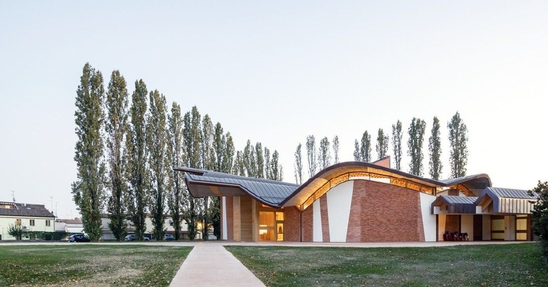 An undulating roof inspired by Romanesque and Gothic naves (Photo: Instagram / @marcelagrassiphotography)