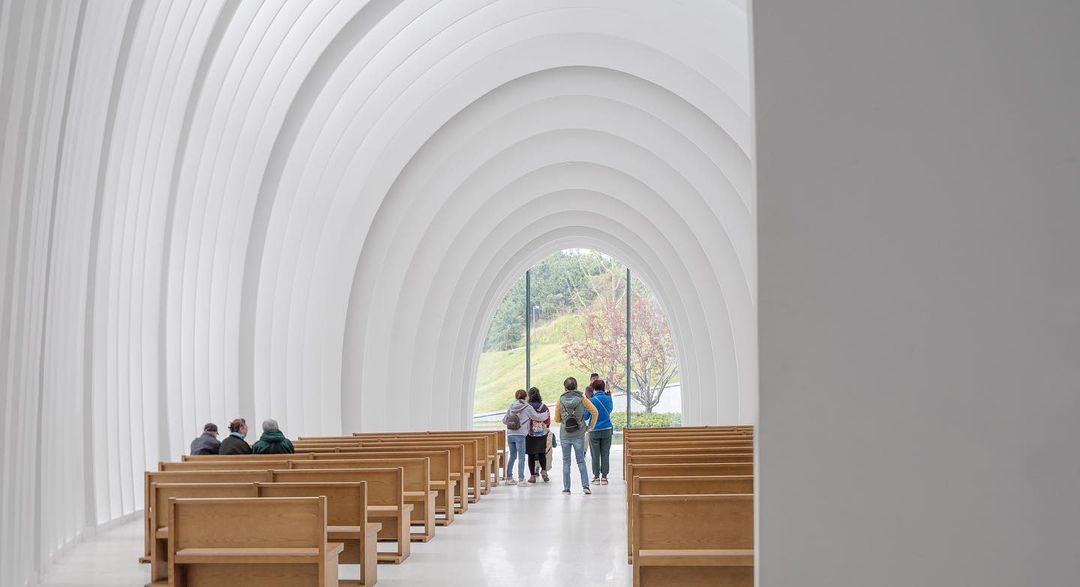The cavernous space features a series of gentle curves that scale with the spatial sequence (Photo: Instagram / @buro_ziyu_zhuang)