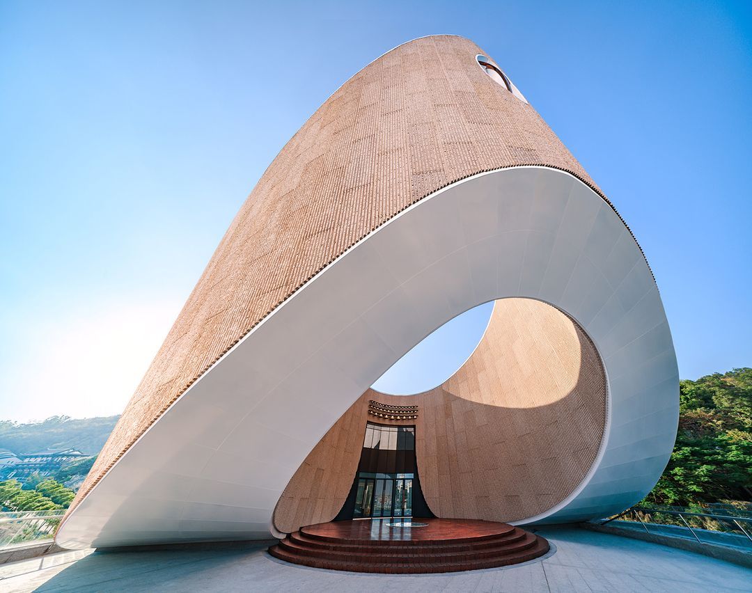 The nave constructed of known for its lightweight properties and flexibility in form GRC panels (Photo: Instagram / @beautifulchina_tbb)