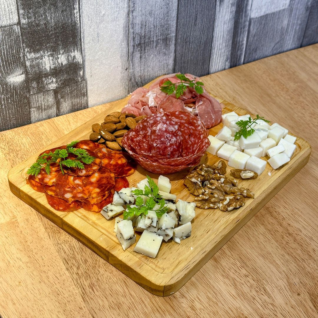 A charcuterie board from Le Deli Bukit Desa (Photo: Instagram / @ledeli_bukitdesa)