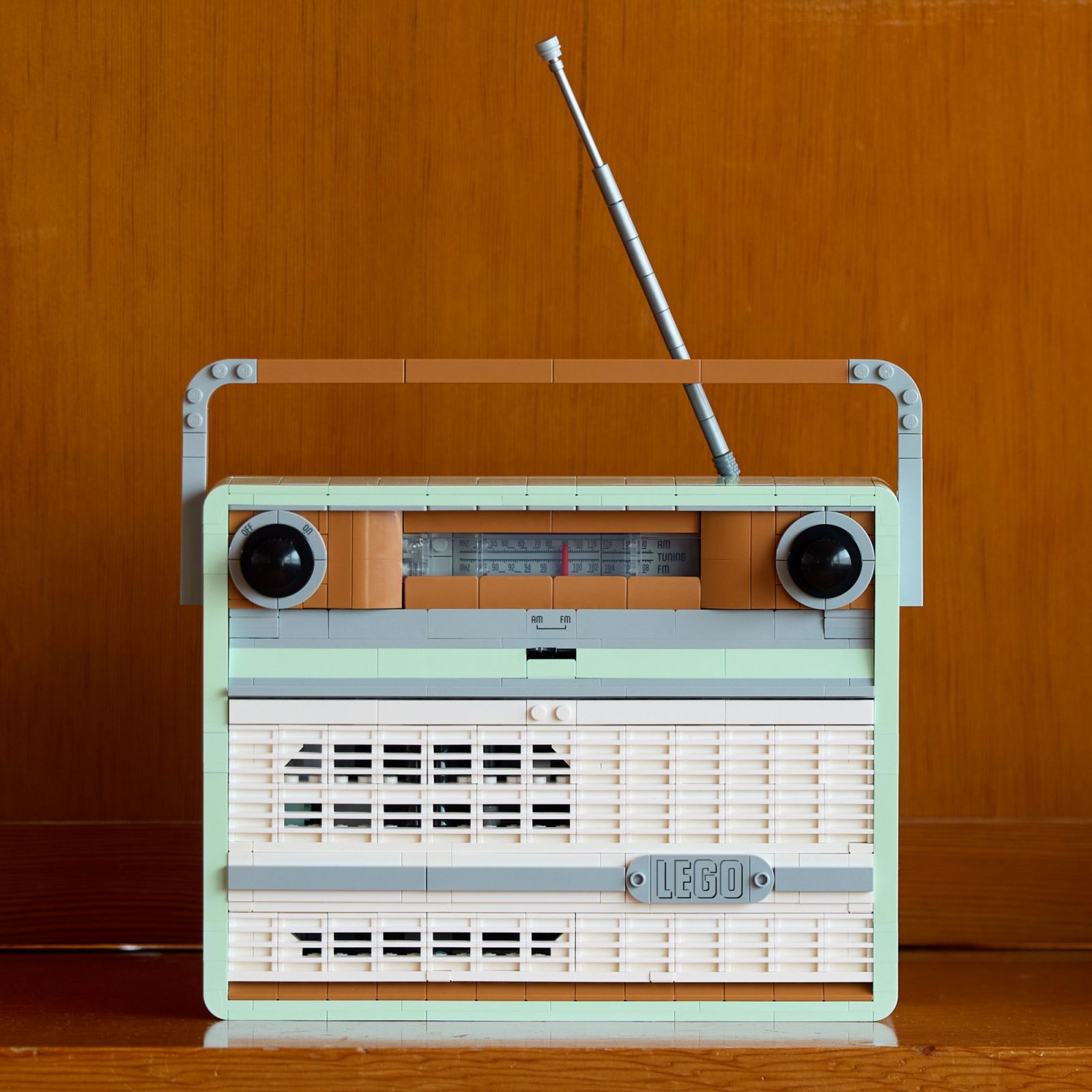 The mid-century style Lego Retro Radio