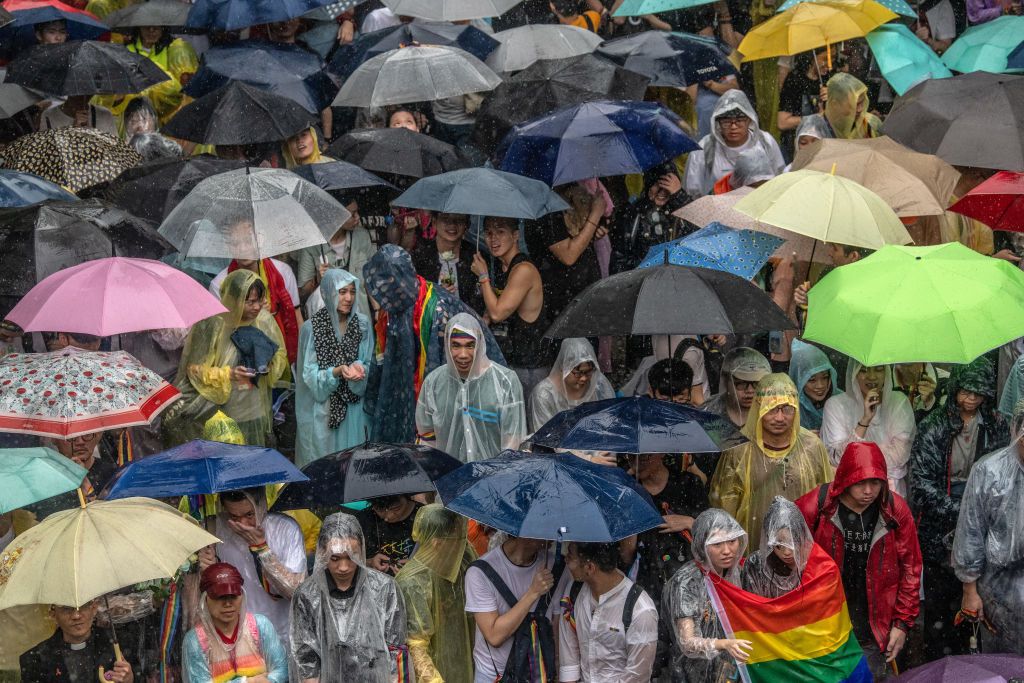 鄧筑媛回想婚姻平權法案終於通過的那一天,不斷地下雨,但是所有關心議題的人都不曾散去。(Photo: Getty Images)