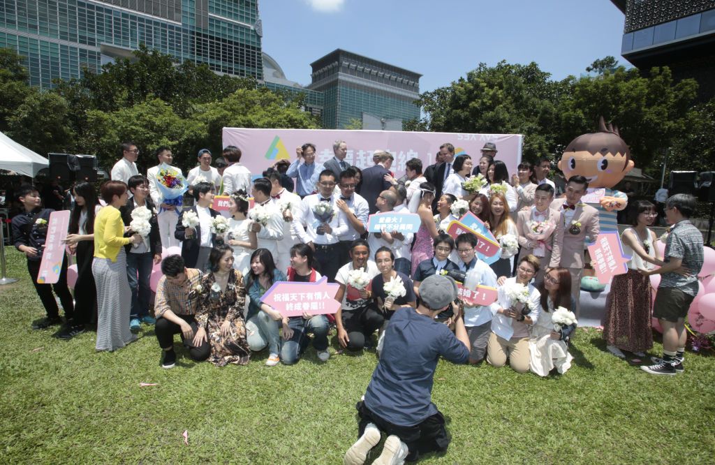 2019年5月24日,在婚姻平權法案正式生效的第一天,同志情侶們終於可以正式成婚。(Photo by Patrick Aventurier/Getty Images)