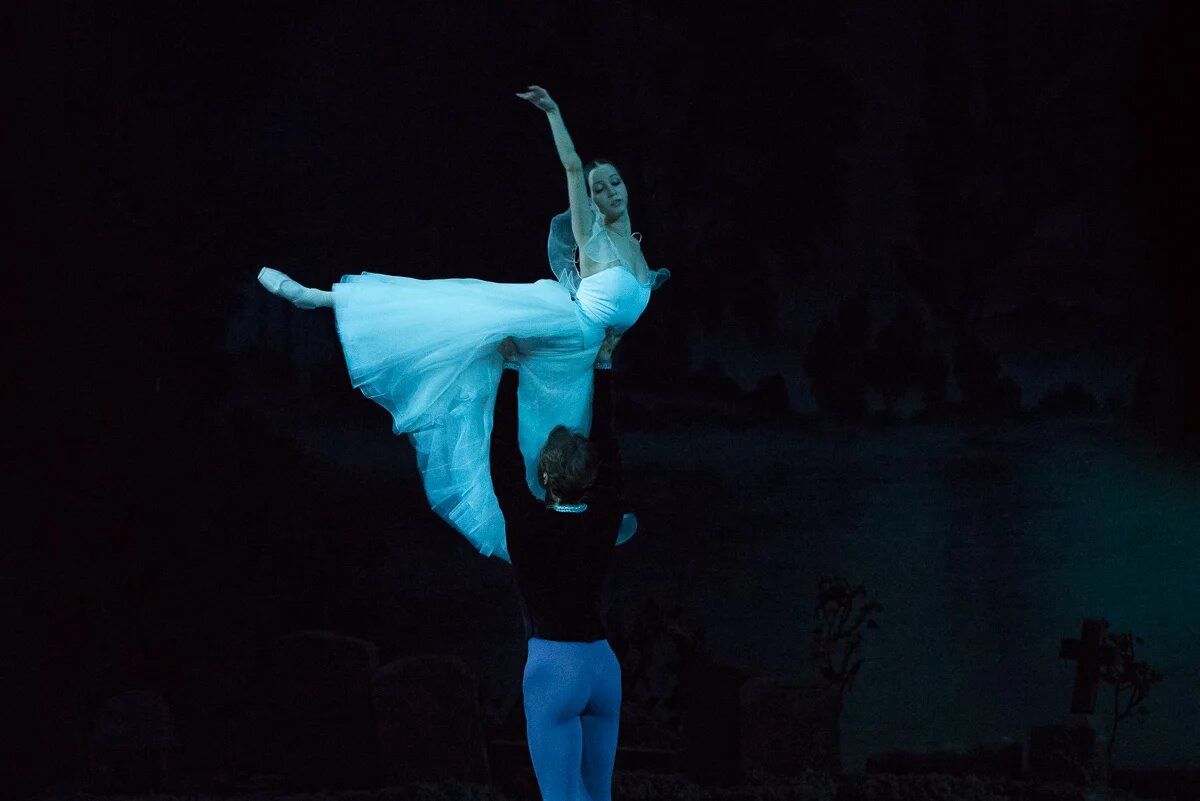 Ballet Manila proudly presents principal dancer Renata Shakirova and soloist Alexsei Timofeyev of the world-renowned Mariinsky Ballet in its stunning production of ‘Giselle’ (Photo: Ballet Manila and Fuentes Manila)