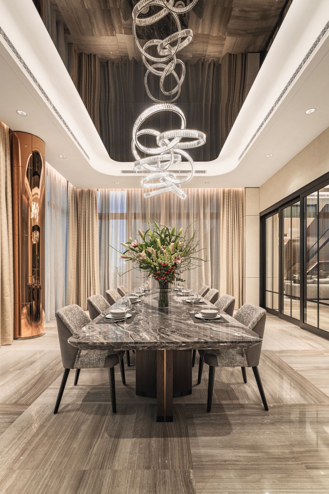 Metallic surfaces double the visual perception of the dining area, which can be sectioned off when desired