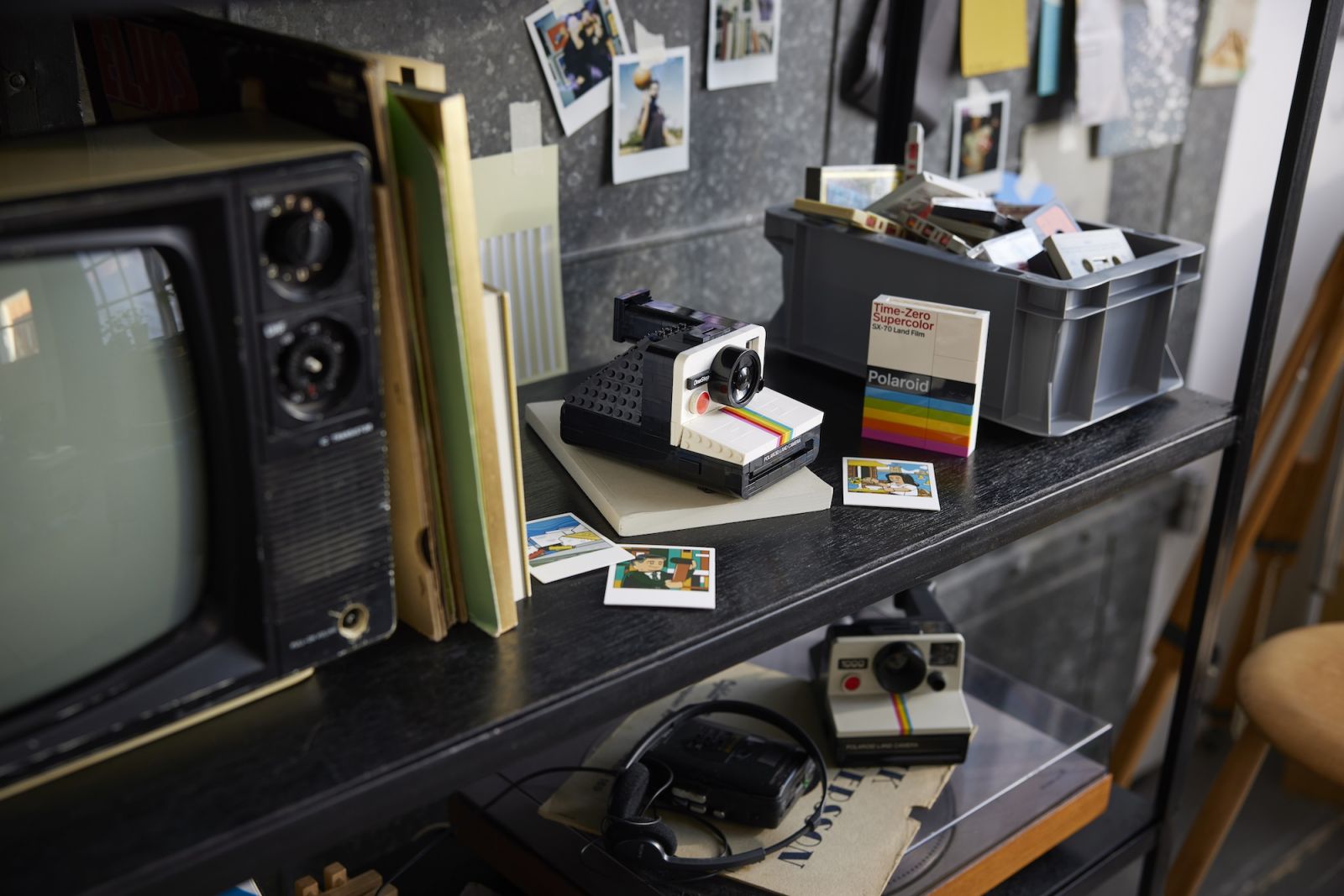 The Polaroid set comes with comes with a pack containing 3 illustrated ‘photos’, including one of Polaroid inventor Edwin H. Land.