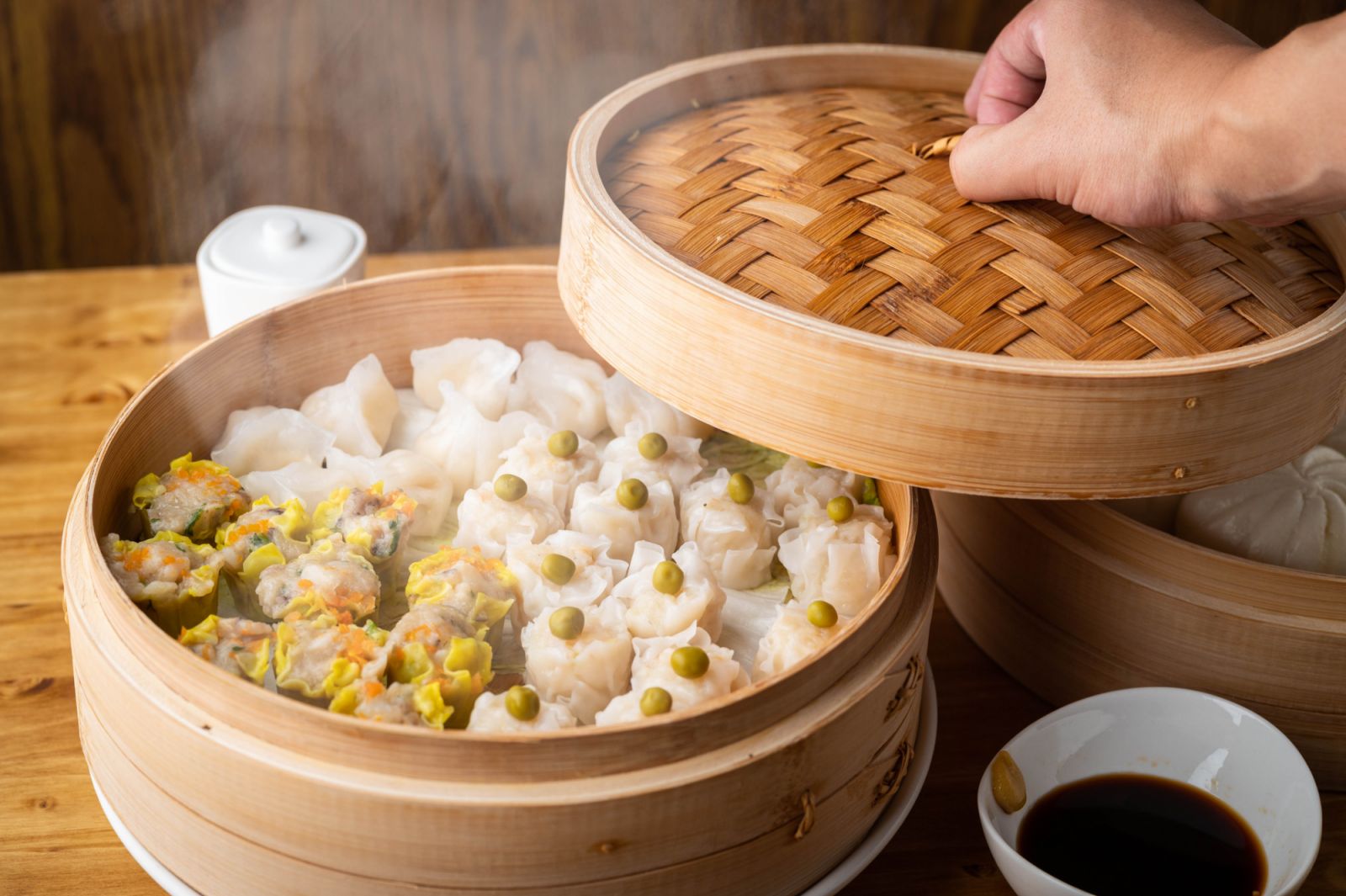 เมนู “ขนมจีบ” แบบดั้งเดิมที่ยังเป็นที่นิยมและหาชิมได้ในราคาย่อมเยา (ภาพ: Getty Images)