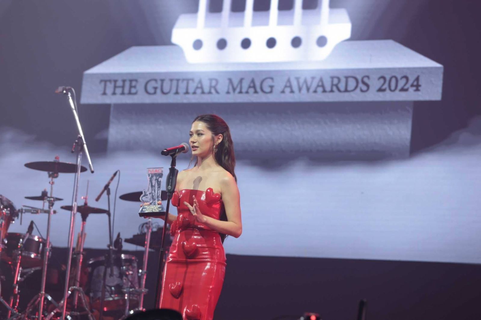 วิโอเลต วอเทียร์ นักร้องและนักแสดงไทยที่มีผลงานการแสดง และผลงานเพลงทั้งภาษาไทยและอังกฤษ