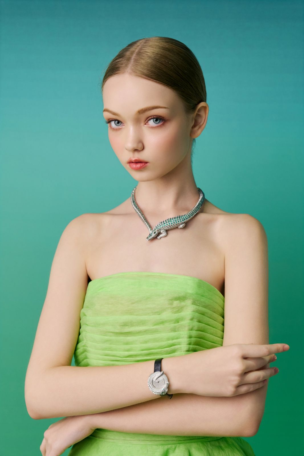 模特兒佩戴Faune et Flore de Cartier項鍊,以鱷魚作為造型展示野性之美。(Photo: Cartier)
