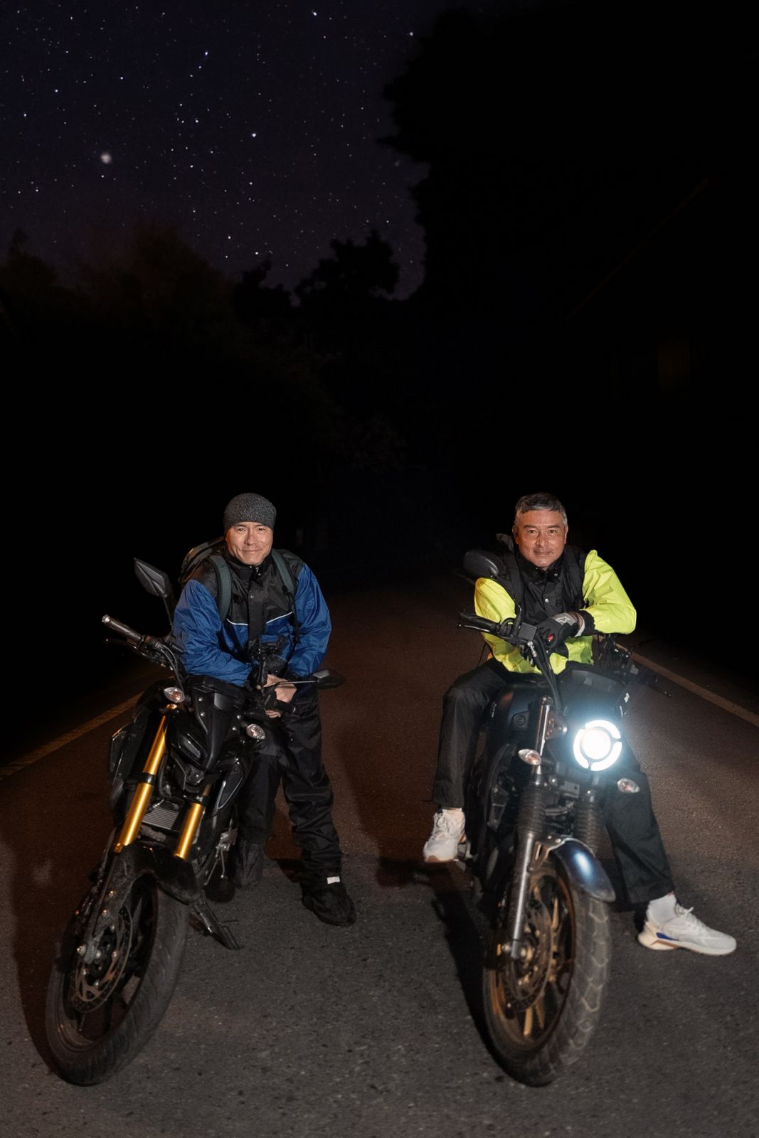 李銘順(右)、李銘忠(左)上路第一天就騎了超過12小時的機車。(Photo: 公共電視台)