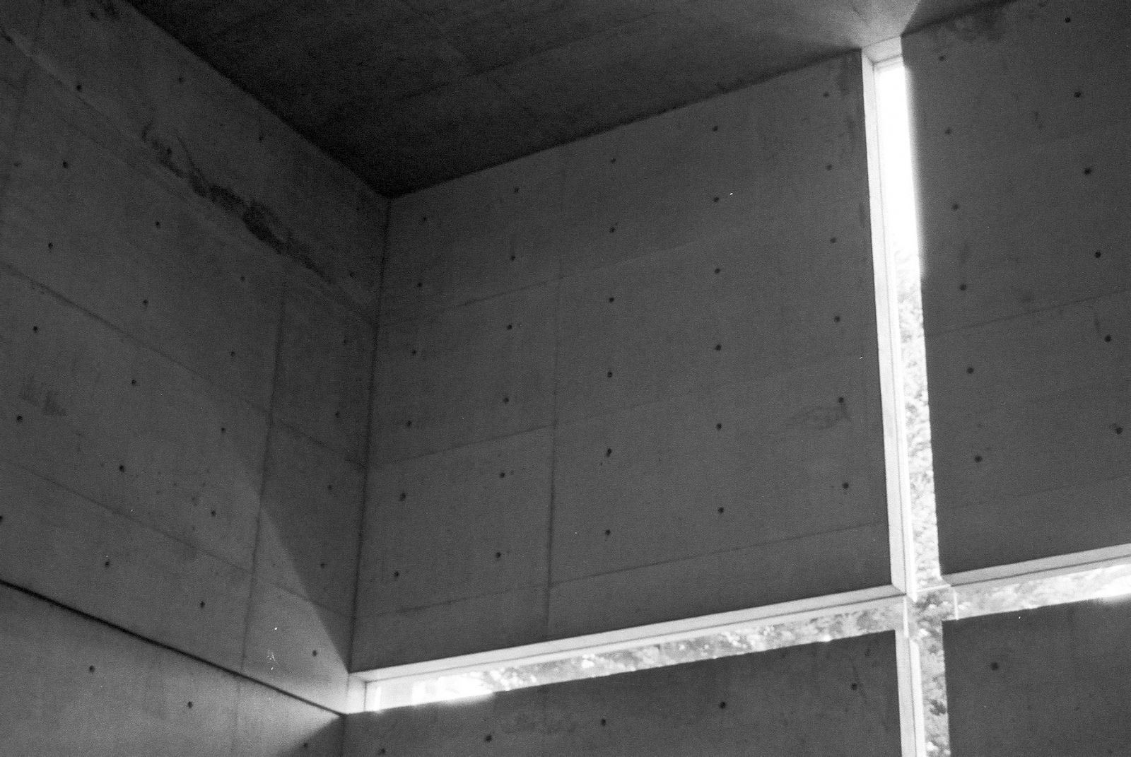The simple reinforced concrete structure creates an ever-changing interplay of light and shadow (Photo: WikiCommons)