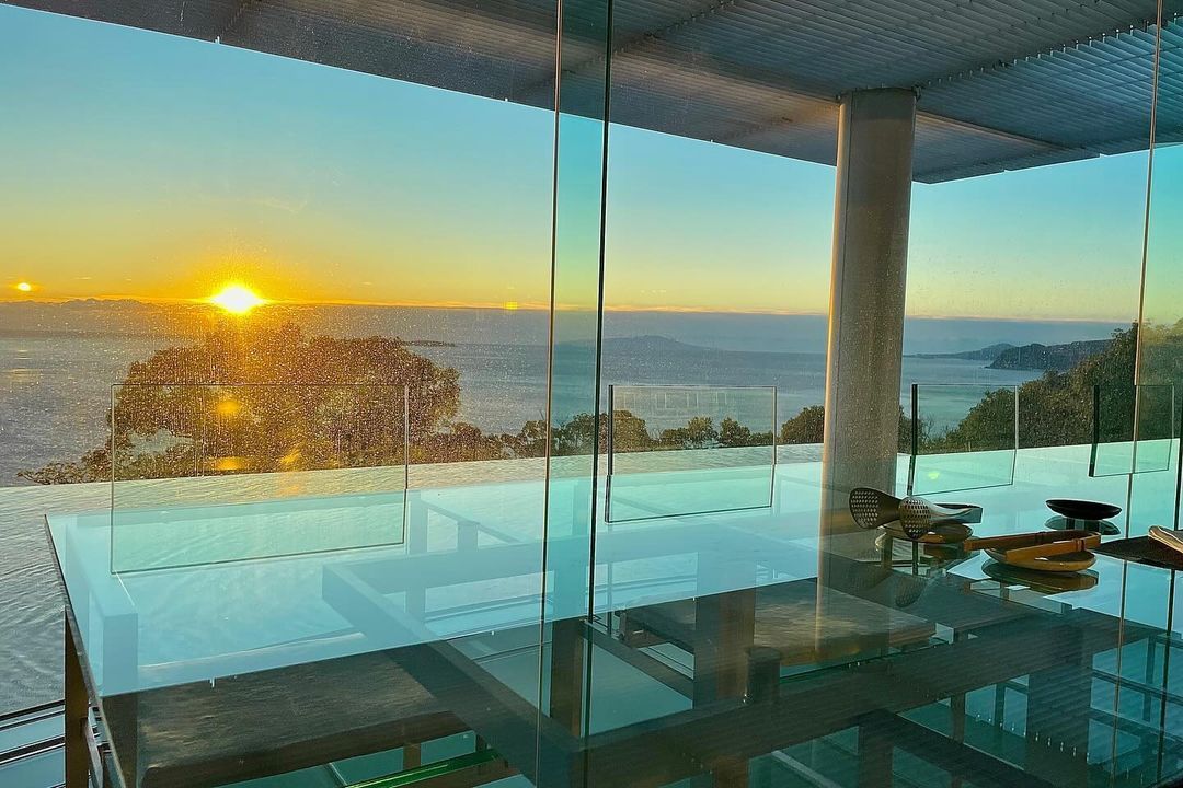 Strategic placement of glass panels and water features blurs the boundaries between interior and exterior (Photo: Instagram / @atami_kaihourou)