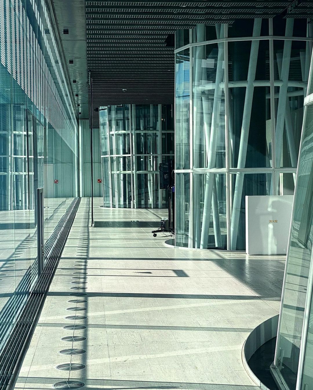 The architectural composition expands the physical limitations of a space (Photo: Instagram / @shunkun___)