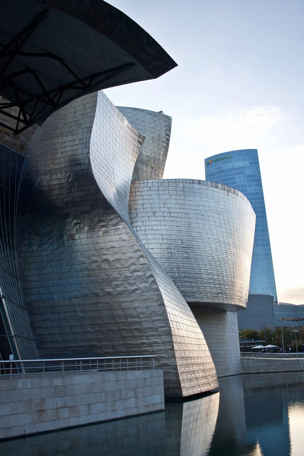The organic façade shifts depending on the viewer’s perspective (Photo: WikiCommons)