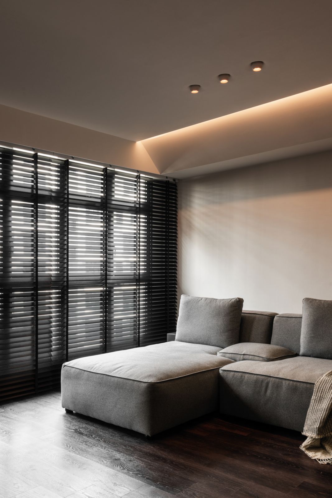 The Voli Gypsum Short’s rotational feature makes it ideal for directional light
