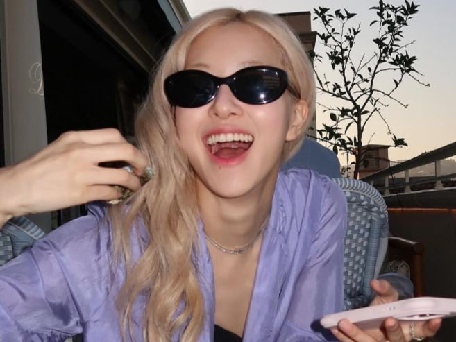 Rosé trong chiếc kính râm Khaite 1969 của Oliver Peoples (Ảnh: @roses_are_rosie/ Instagram)