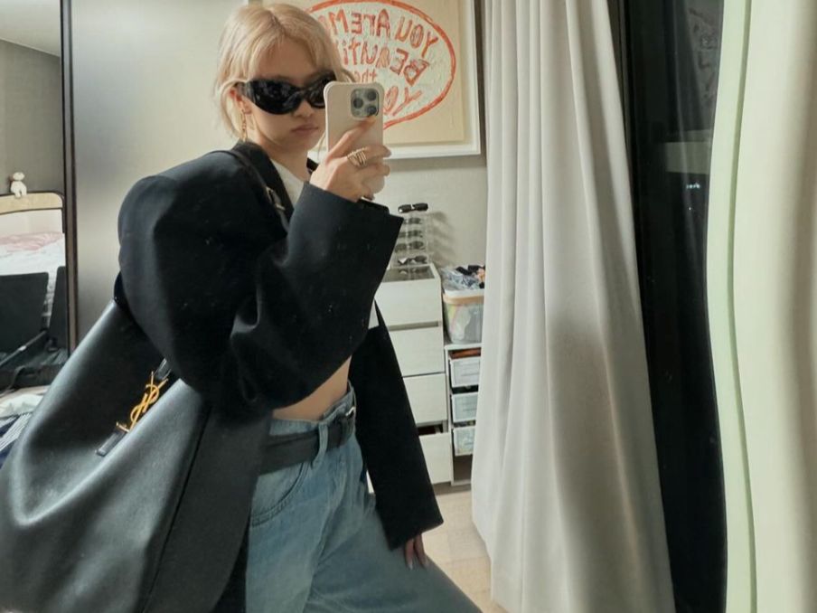 Rosé với chiếc túi da Le 5 à 7 (Ảnh: @roses_are_rosie/ Instagram)