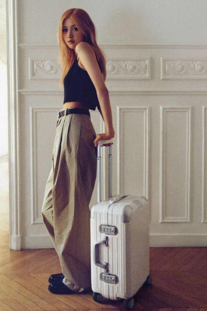 Rosé và vali Rimowa (Ảnh: @roses_are_rosie/ Instagram)
