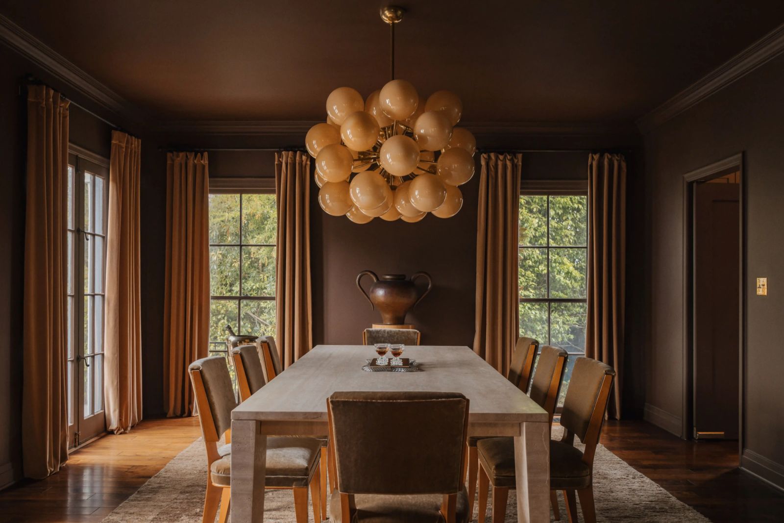 The dining room weaves a tapestry of cosiness and elegance