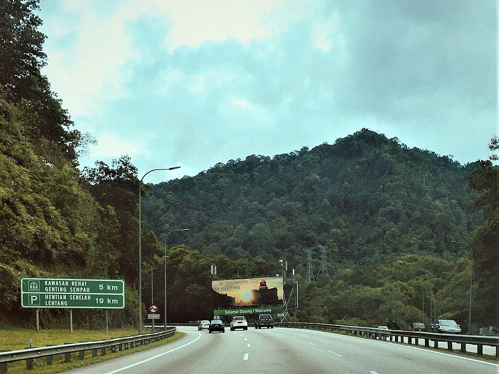 Kuala Lumpur-Karak Highway (E8) heading eastwards before the climb towards the Genting Sempah Tunnel (Photo: Wiki Commons)