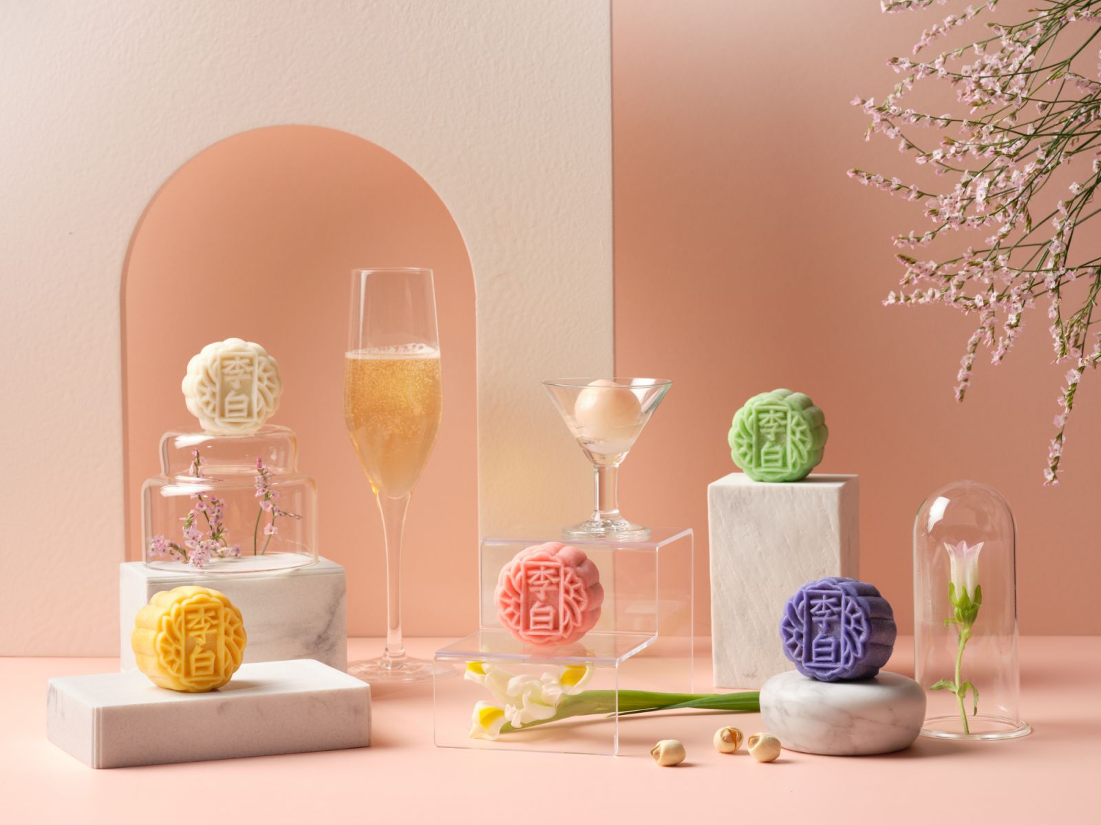 Li Bai Cantonese Restaurant promises a fragrant box of snowskin gems with two new local-inspired flavours (Photo: Sheraton Towers Singapore)