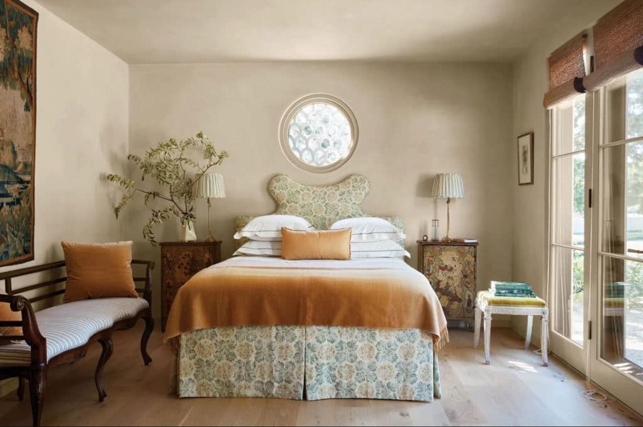 Neutral bedroom with splashes of colour (Photo: Instagram / Casa Buddha)