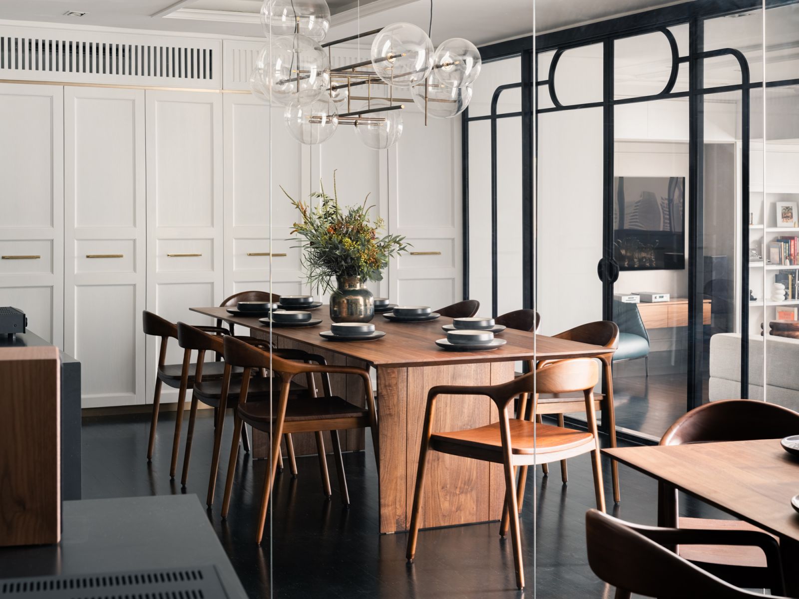 Sleek, elegant lines in the dining room