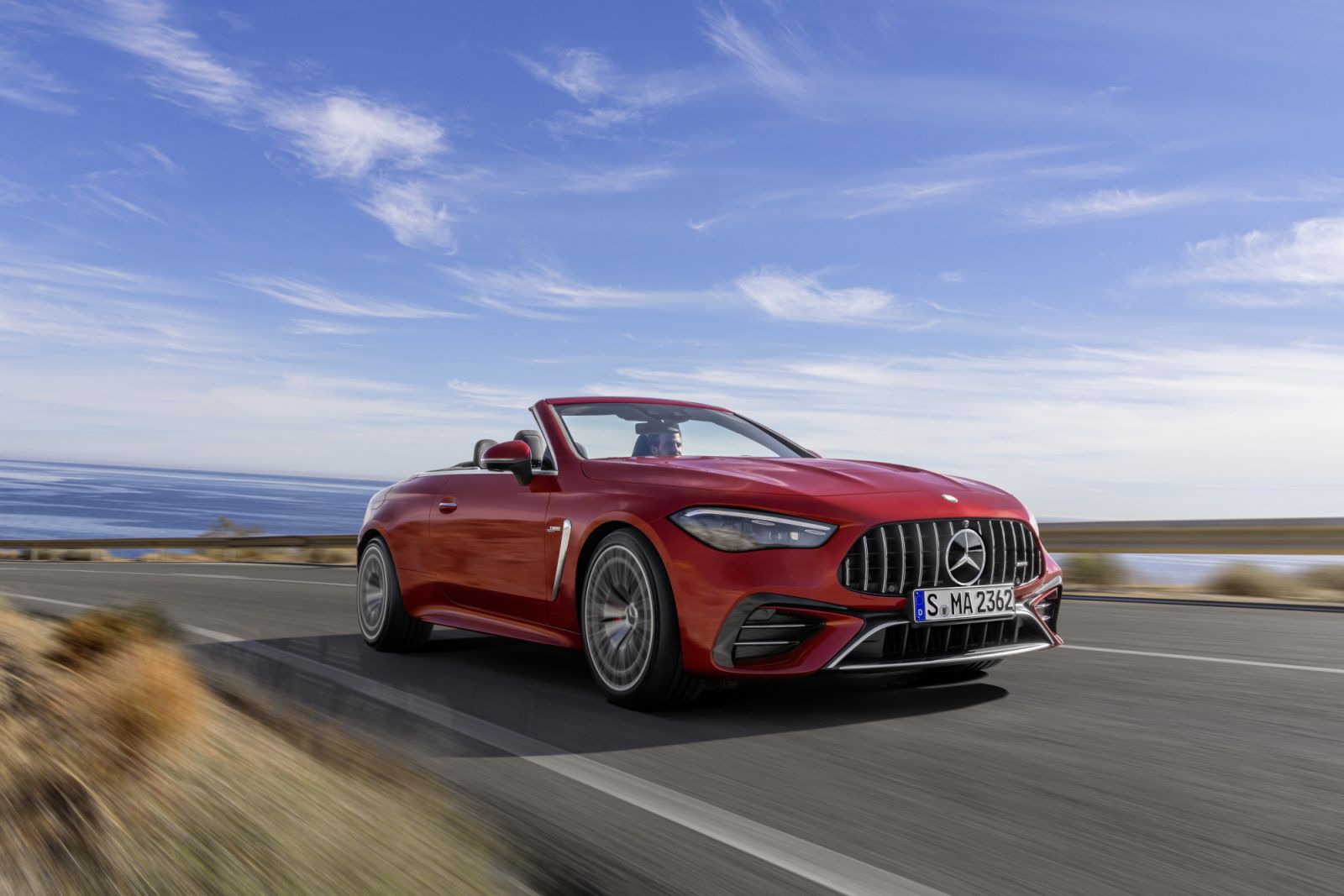 Mercedes-AMG CLE 53 4MATIC+ Cabriolet (Energieverbrauch kombiniert 9,8-9,6 l/100 km, CO2-Emissionen kombiniert 223-217 g/km, CO₂-Klasse: G) Die angegebenen Werte wurden nach dem vorgeschriebenen Messverfahren WLTP (Worldwide harmonised Light-duty vehicles Test Procedures) ermittelt. Die angegeben Spannweiten beziehen sich auf den europäischen Markt. Der Energieverbrauch und der CO₂-Ausstoß eines Pkw sind nicht nur von der effizienten Ausnutzung des Kraftstoffs bzw. des Energieträgers durch den Pkw, sondern