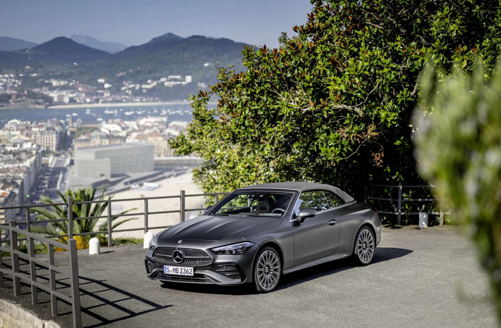 Mercedes-Benz CLE Cabriolet, Exterieur: AMG-Line, graphitgrau magno; Interieur: AMG-Line, Nappaleder Tonkabraun
Mercedes-Benz CLE Cabriolet, exterior: AMG-Line, graphite grey magno; interior: AMG-Line, nappa leather tonka brown