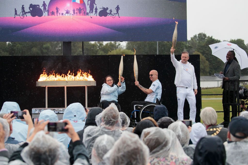 2024巴黎帕運聖火傳遞儀式。(Photo by John Phillips/Getty Images for International Paralympic Committee)