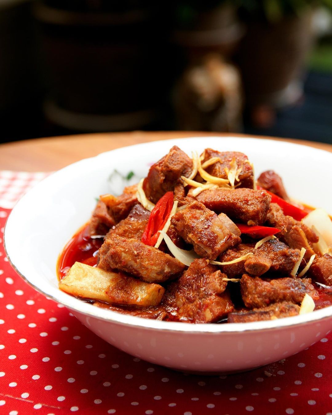 A bowl of devil curry (Photo: Instagram / @chefmelbanunis)