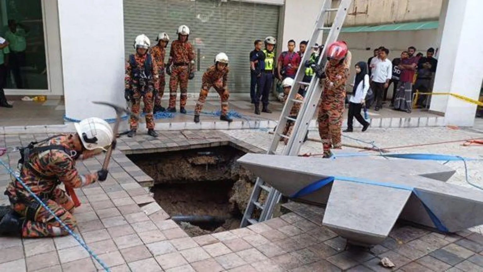 A sinkhole opened in Kuala Lumpur, causing a 48-year-old Indian national to fall in and go missing (Photo: Kuala Lumpur Fire and Rescue Department)