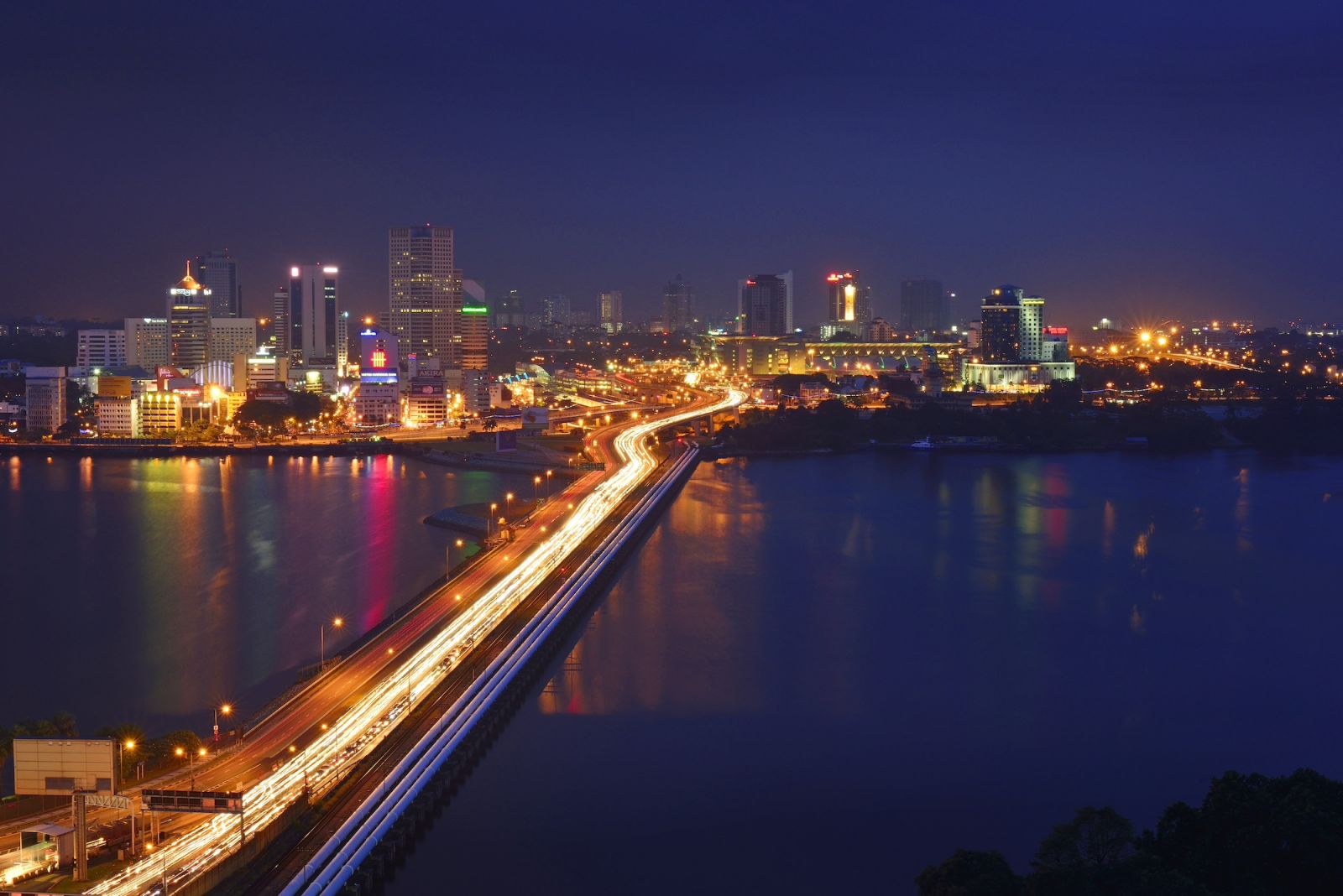 The Malaysian - Singapore Causeway is one of the world’s busiest land crossings (Photo: iStock)