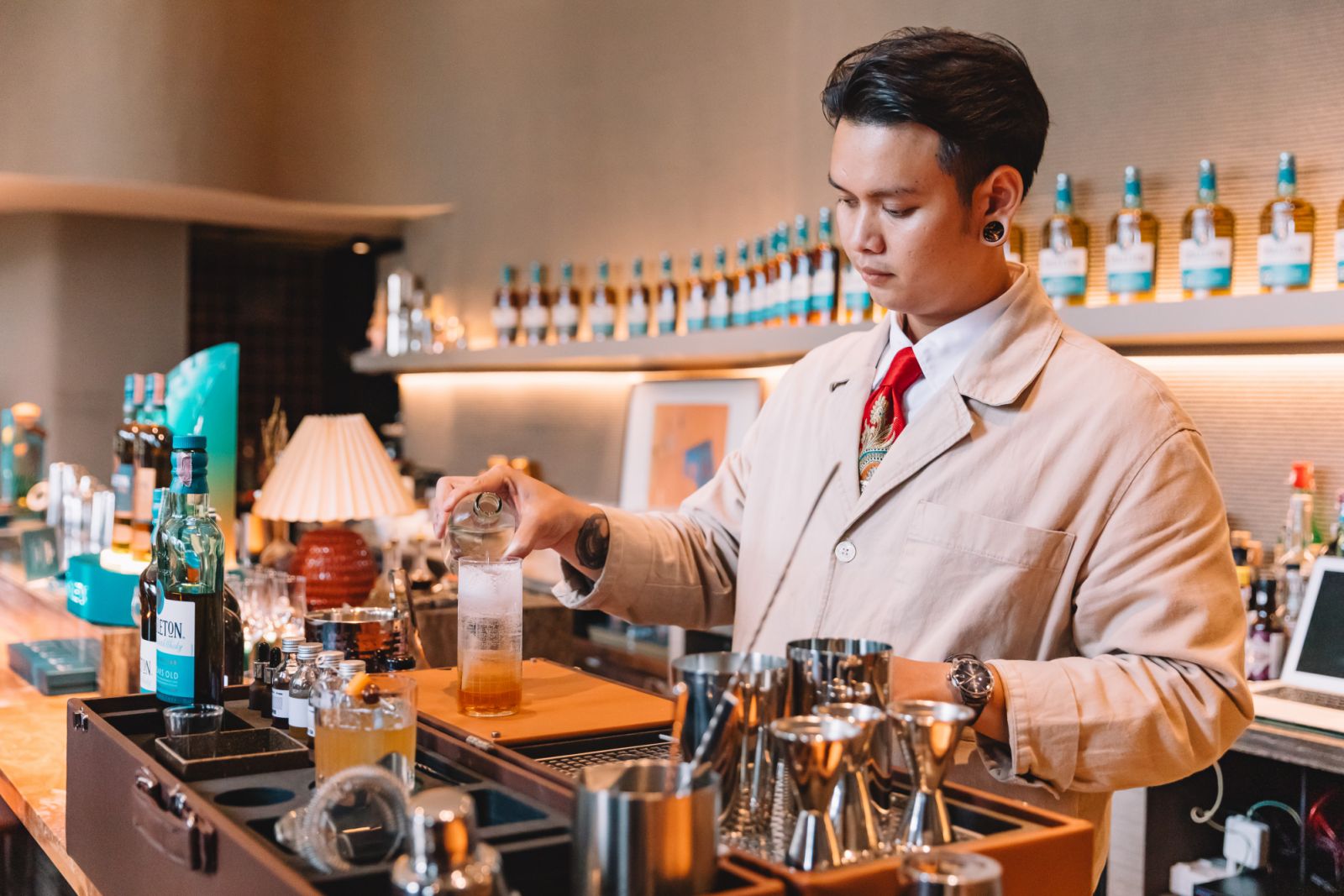 ธณัช “เข้ม” สุทธิรักษ์ บาร์เทนเดอร์มากฝีมือจาก Dry Wave Cocktail Studio และผู้ชนะการแข่งขัน Diageo World Class Thailand 2024