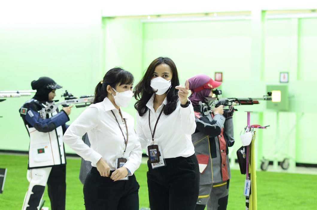 สุทธิชา ทองโรย ขณะทำหน้าที่กรรมการตัดสินยิงปืนในสนาม