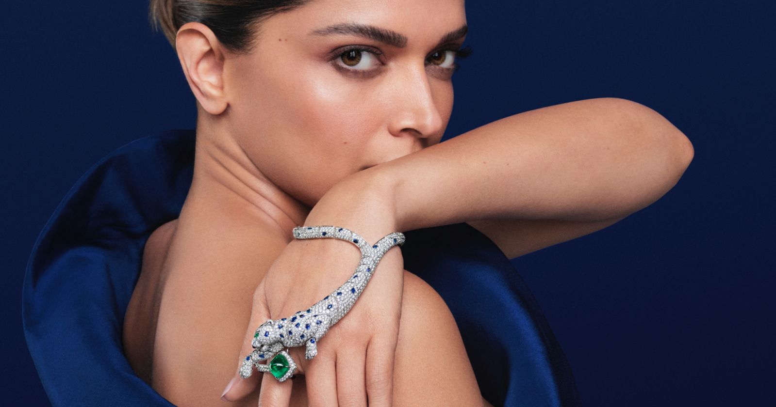 知名印度女星 Deepika Padukone 佩戴 Nature Sauvage 頂級珠寶系列 Panthère Jaillissante戒指一體式手環,展現美洲豹的野性與優雅。