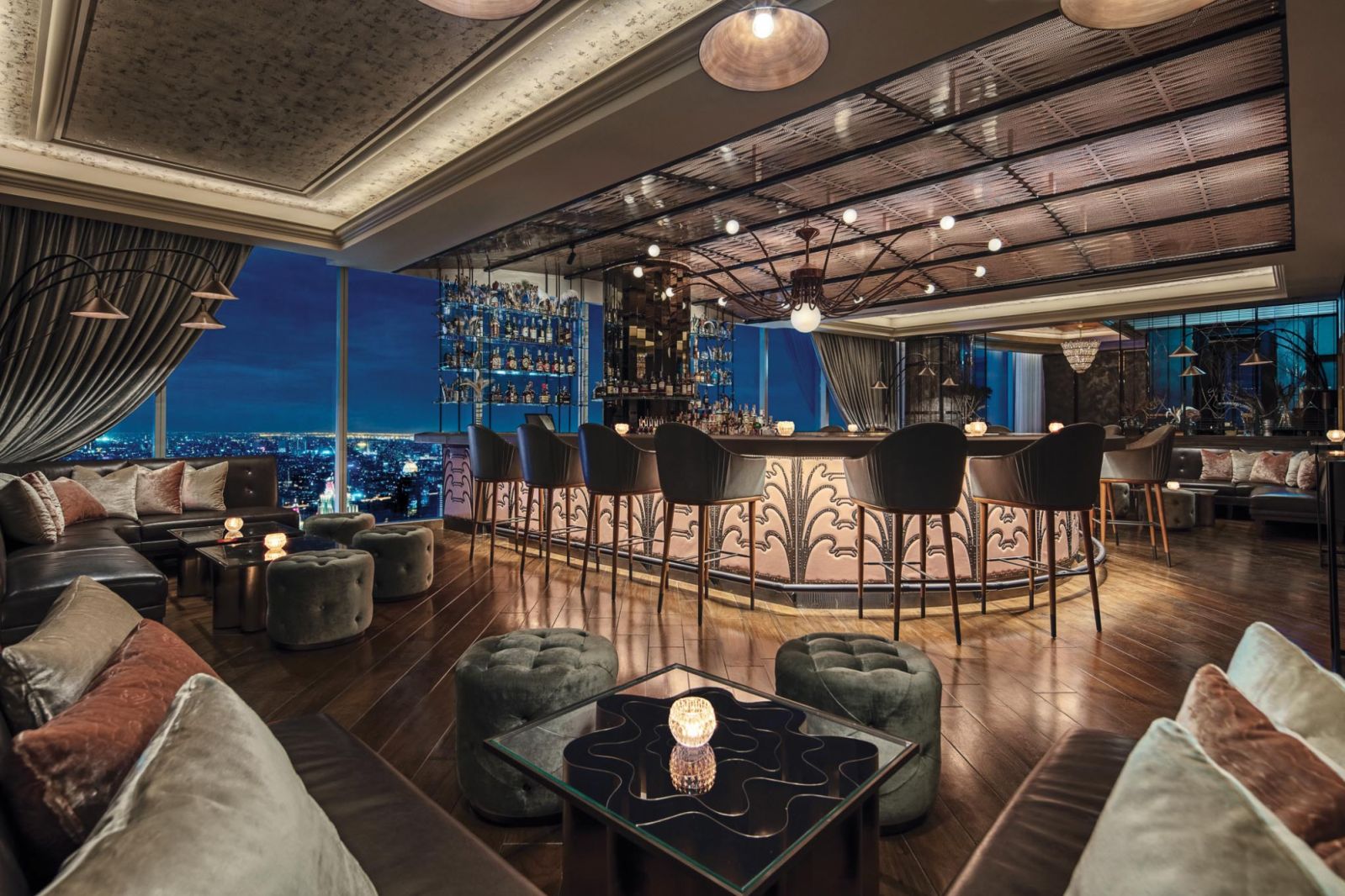 The Loft ค็อกเทลบาร์บนชั้น 56 ของโรงแรม Waldorf Astoria Bangkok