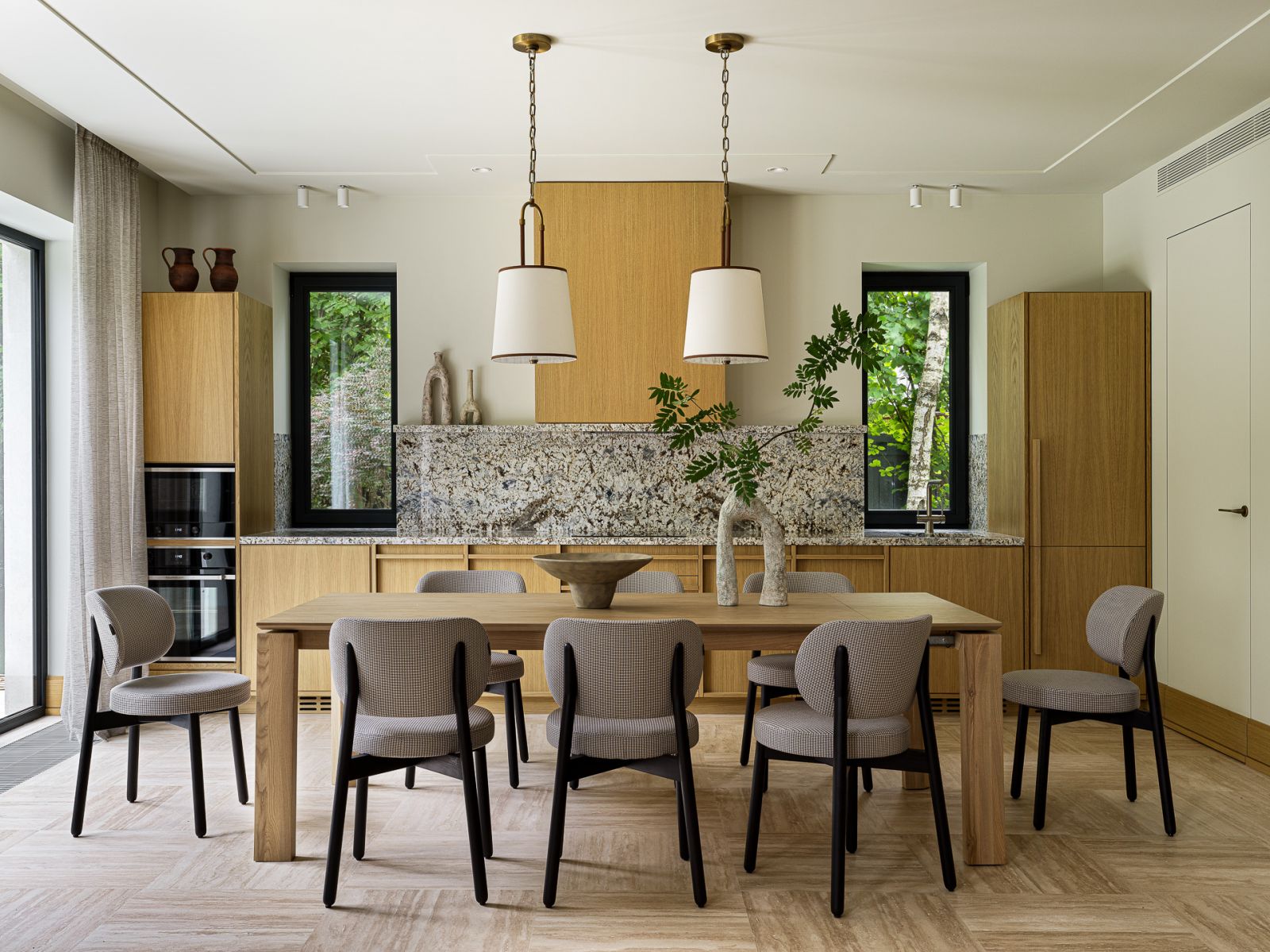 The cosy dining and kitchen area