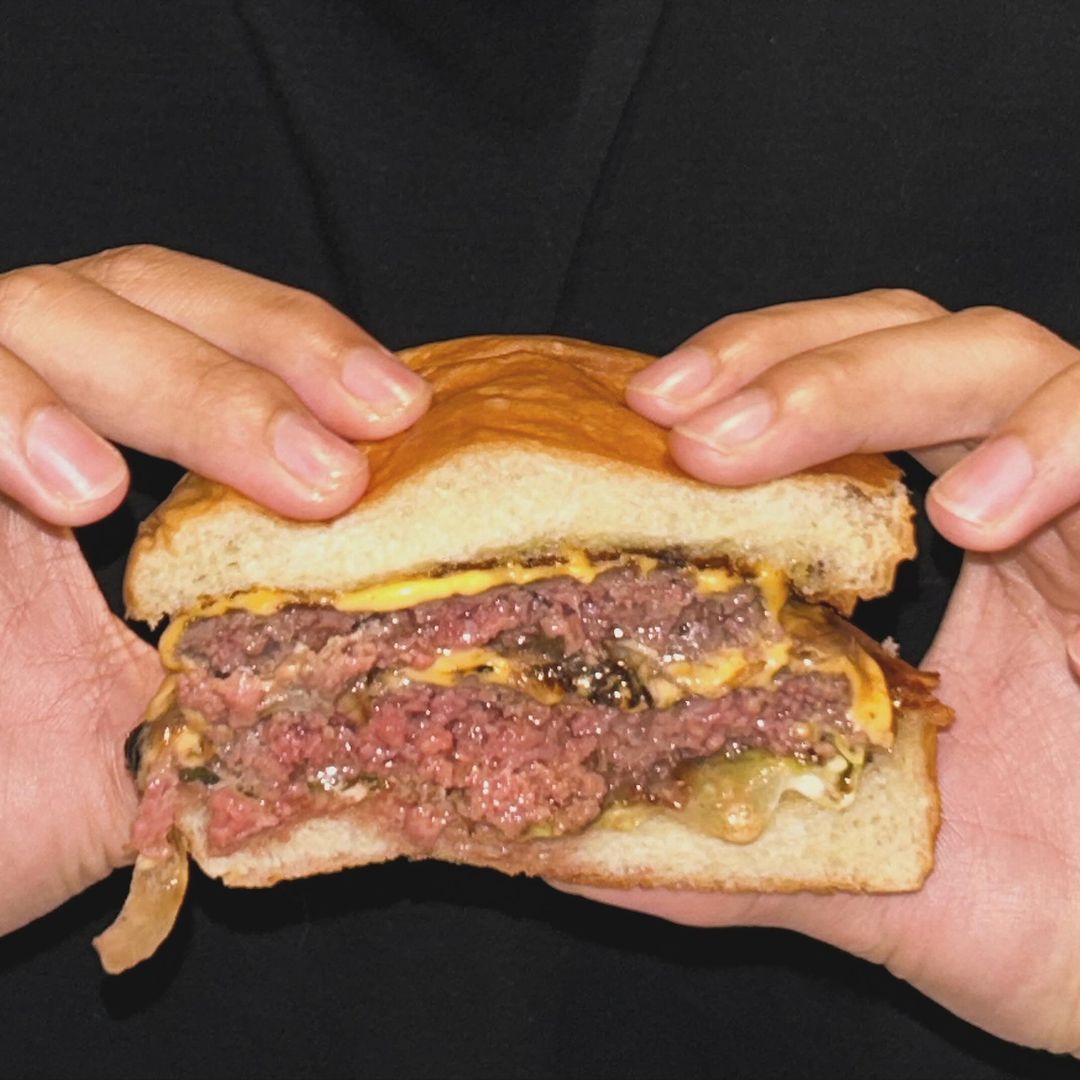 A smash burger dressed in homemade sauce (Photo: Instagram / @theordinarysmashburger)