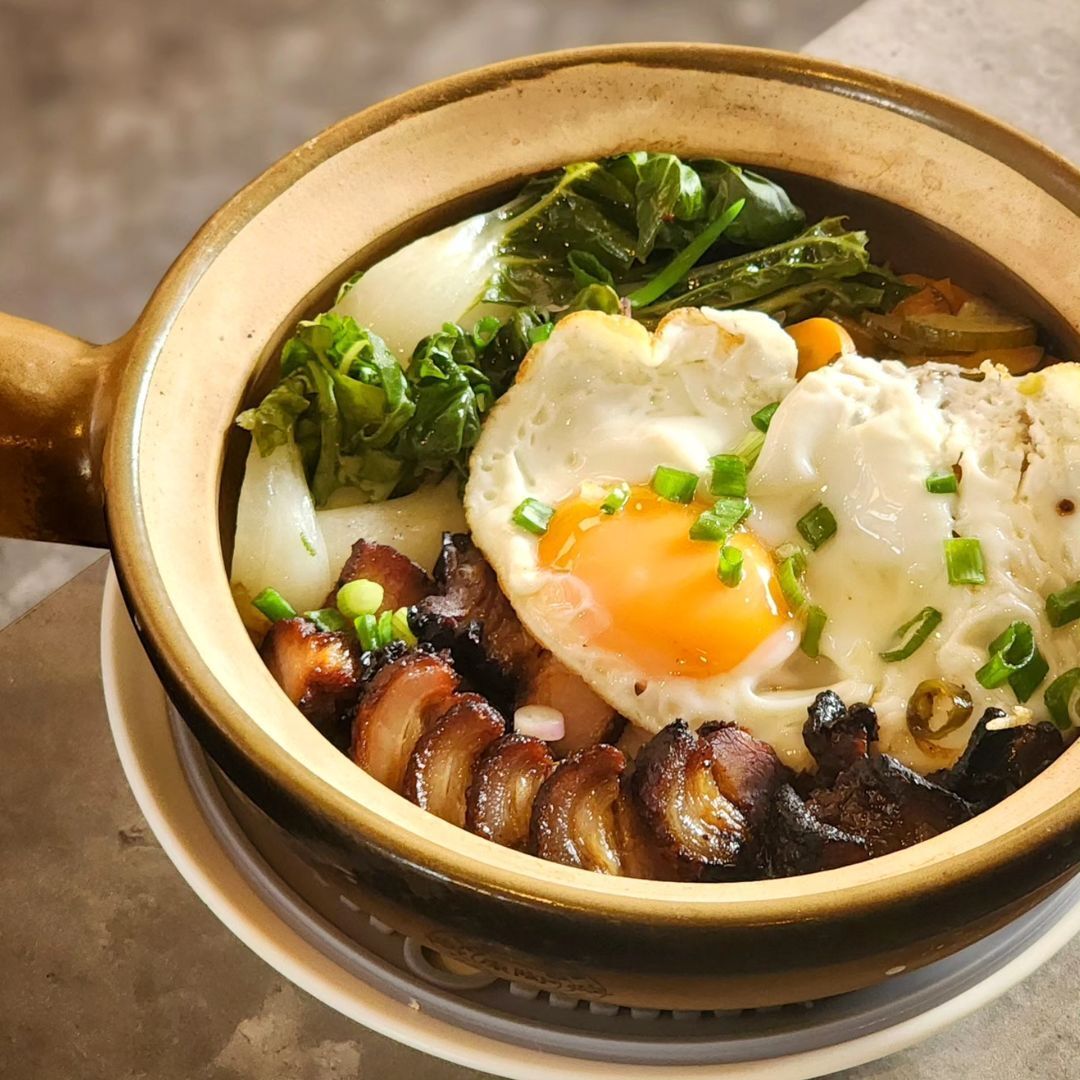 Claypot rice topped with homemade char siu and a sunny side up egg (Photo: Instagram / @bou.apwbangsar)