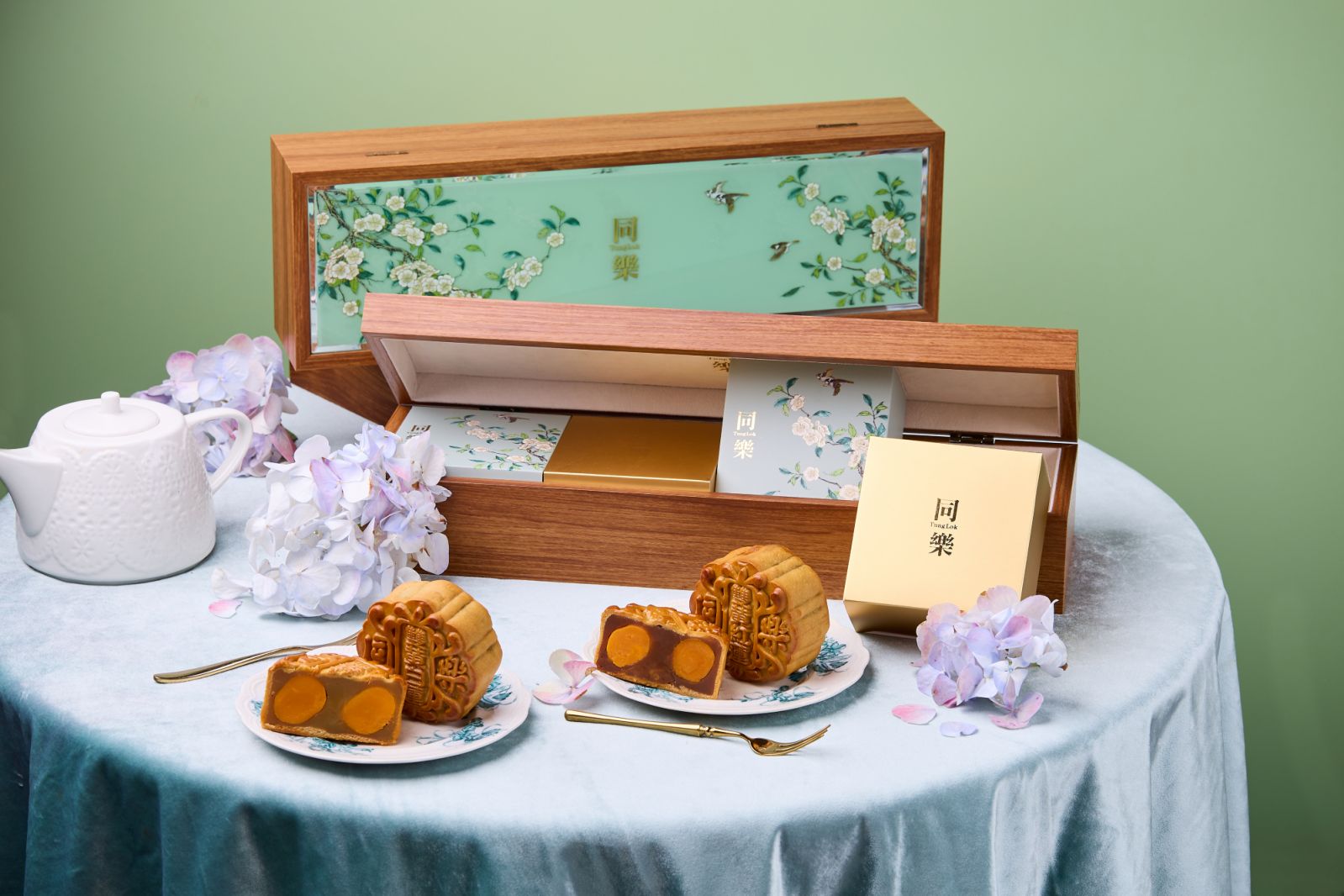 The perfect duo set houses its mooncakes in a luxurious jade fronted wood-crafted box (Photo: Tunglok Group)