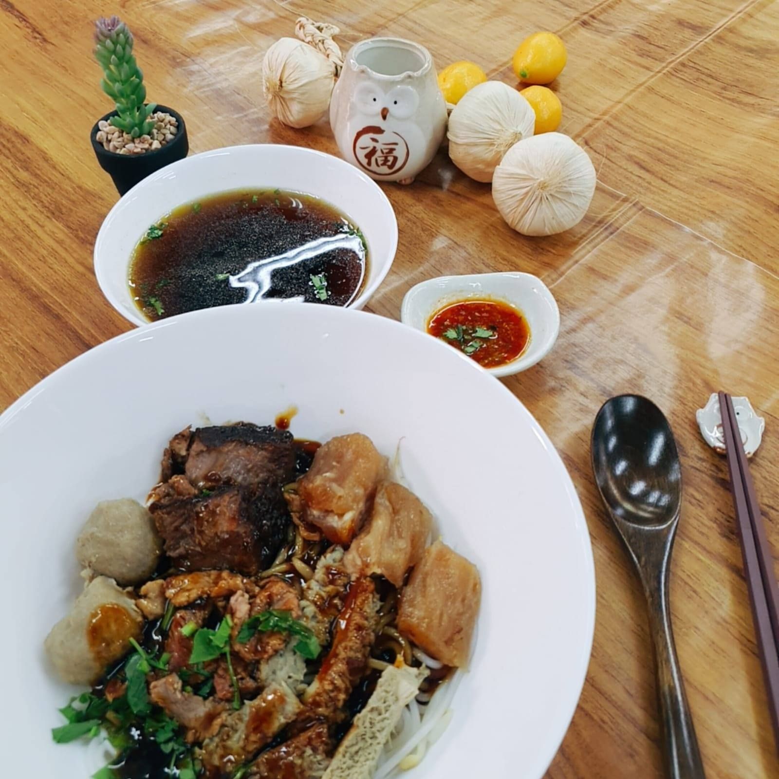 Hainanese beef noodles served generously served and best enjoyed with a spicy kick of chilli (Photo: Facebook.com / @ahkeebeefnoodle)