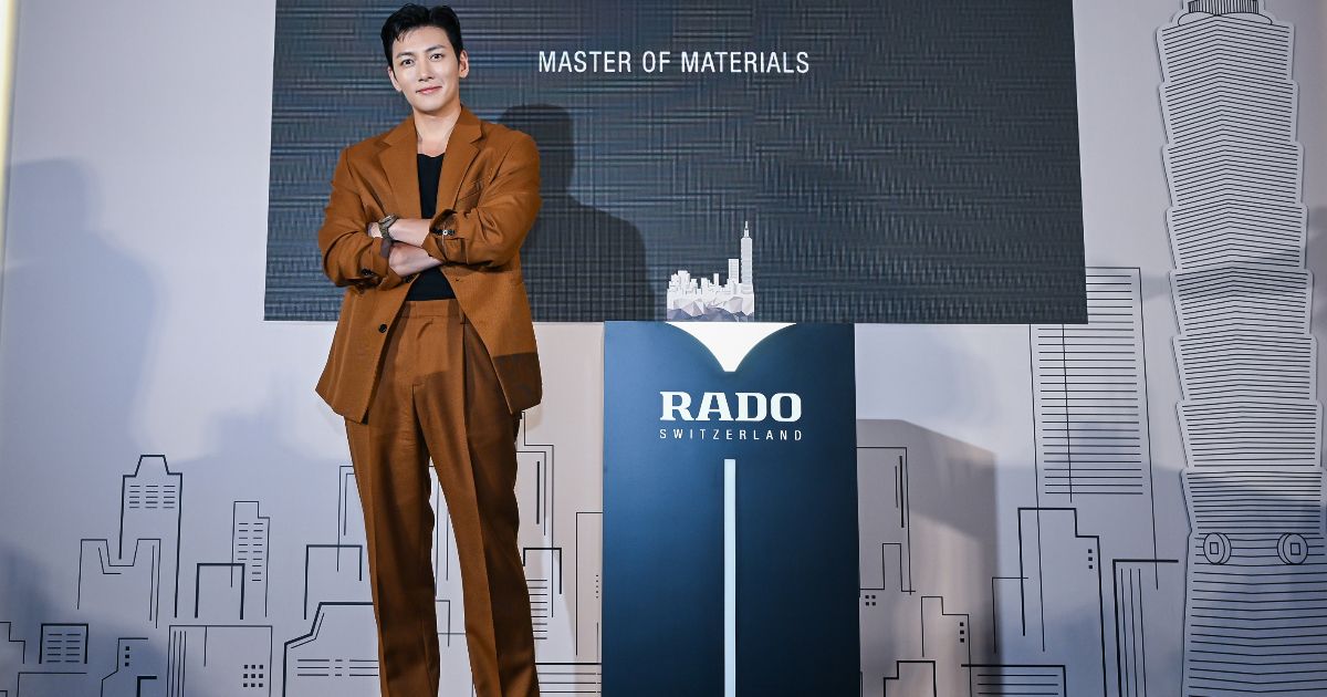 Rado品牌大使池昌旭蒞臨台灣,佩戴庫克船長高科技陶瓷鏤空台北101限量錶。(Photo: Rado)