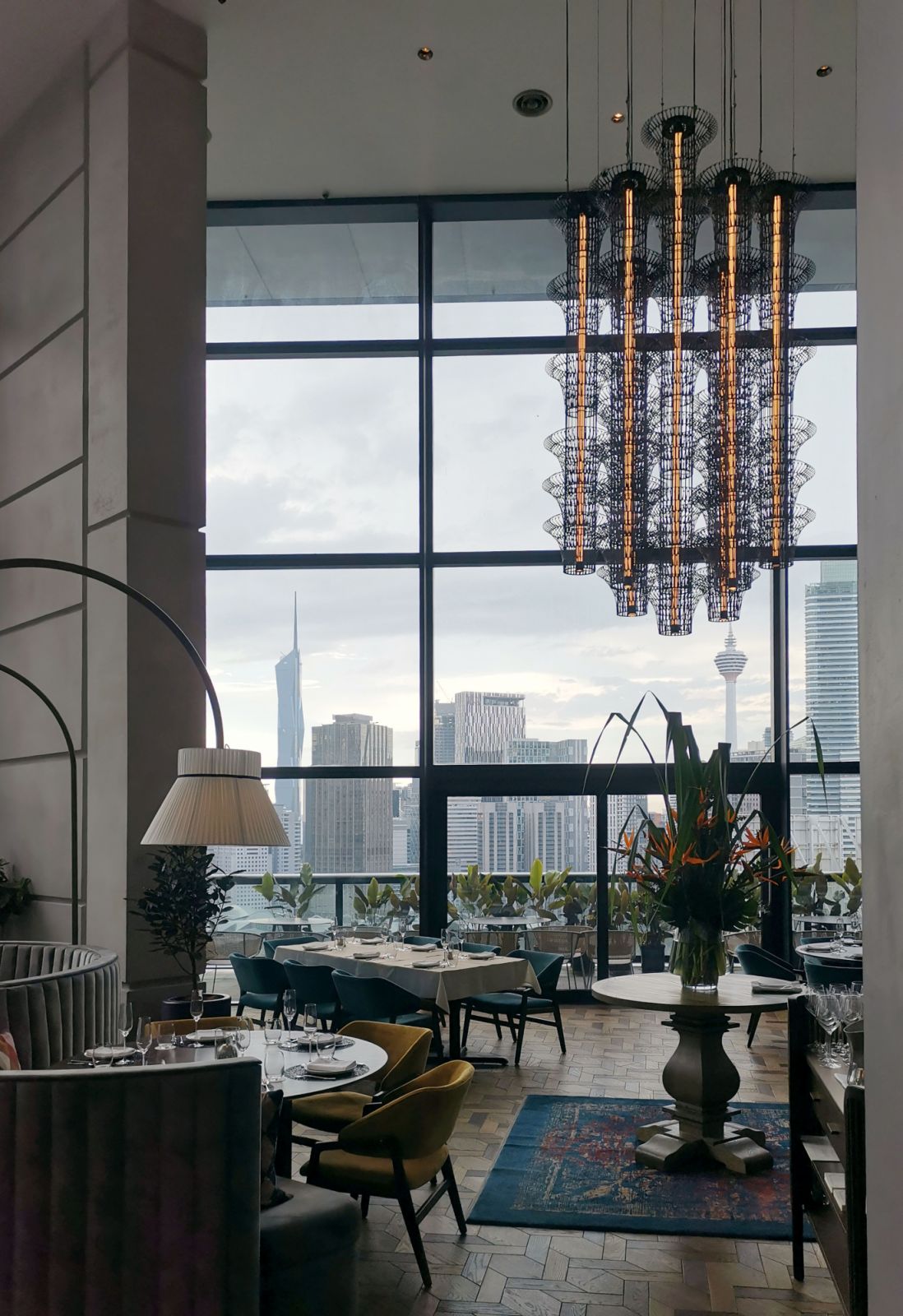 The ingenious pendant sculpture against the city skyline (Photo: Aureole Design)