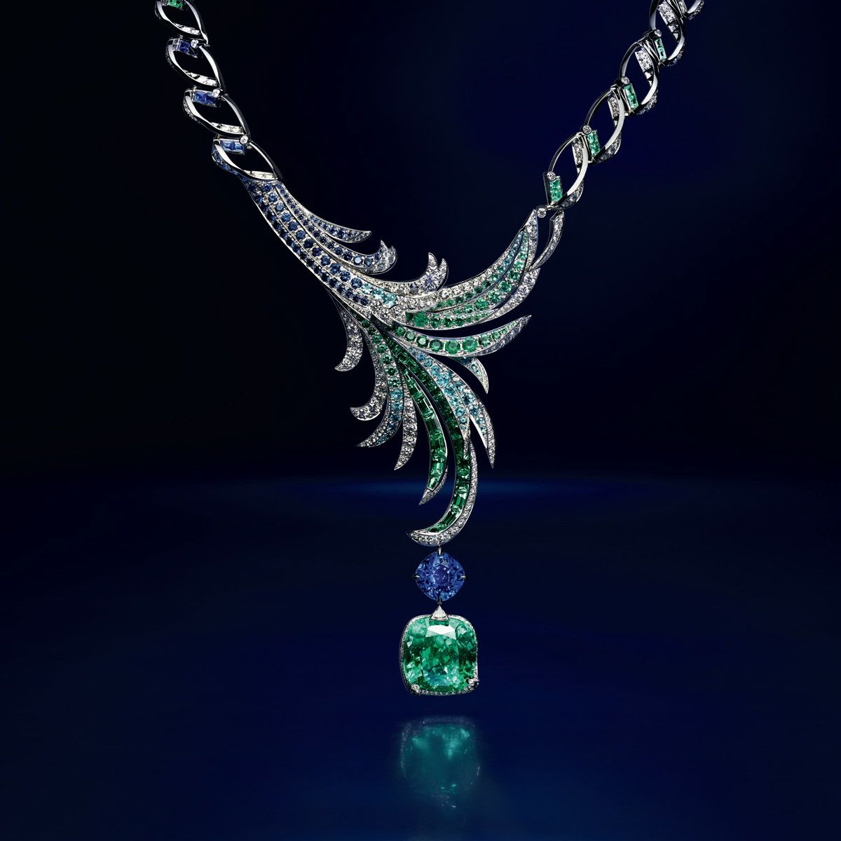 Gulfstream necklace in white gold, set with an emerald from Colombia and sapphire from Madagascar